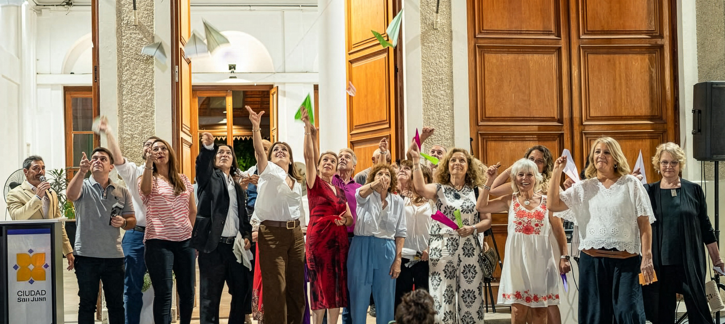 foto-de-la-suelta-de-avioncitos-de-papel